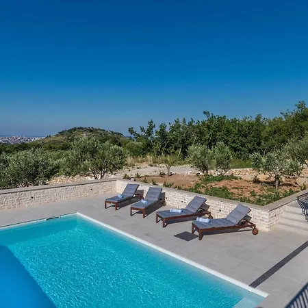 Manda Korina - Three-bedroom With Private Pool